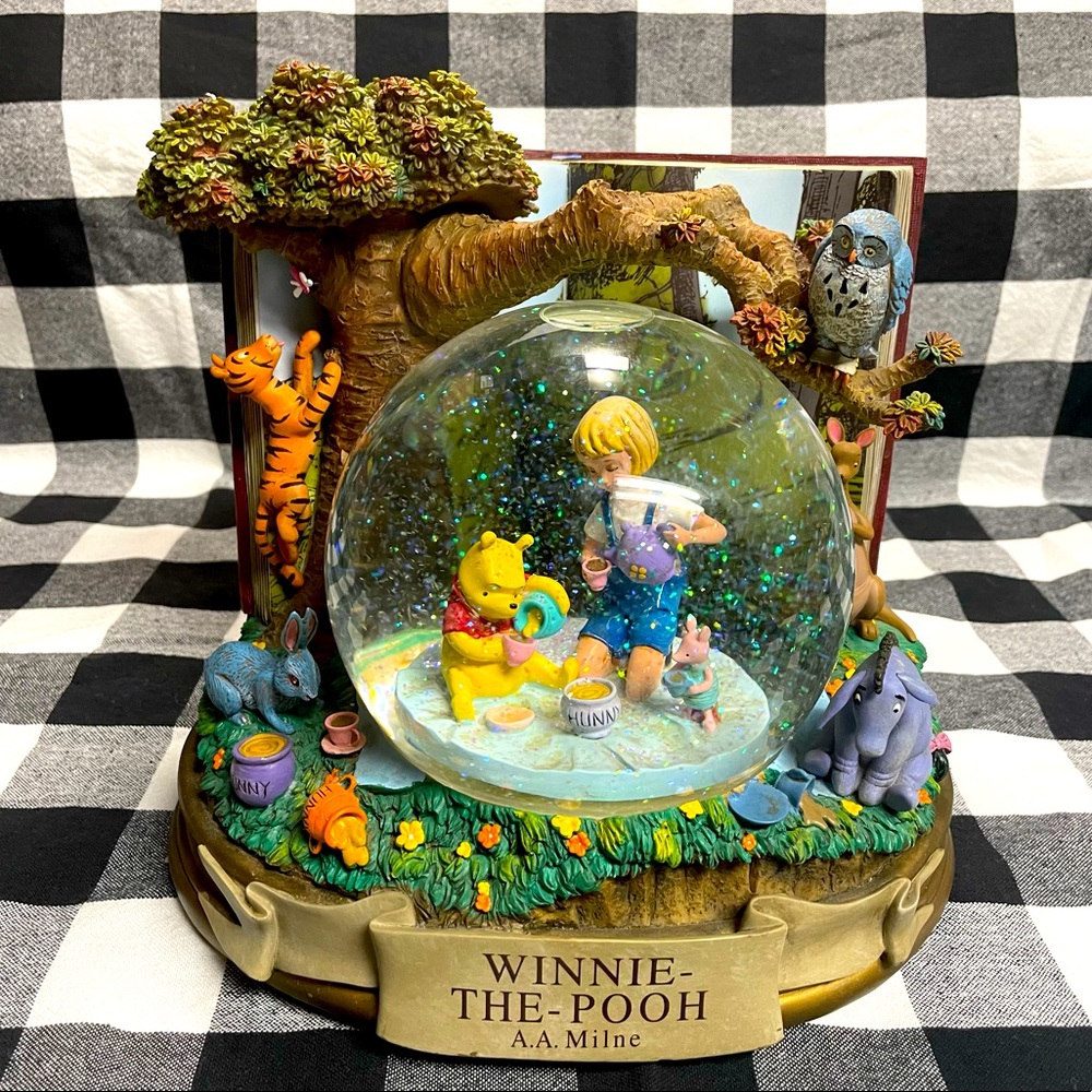 Disney Winnie The Pooh RARE Anniversary A. A. Milne glitter snow globe. EUC!!!